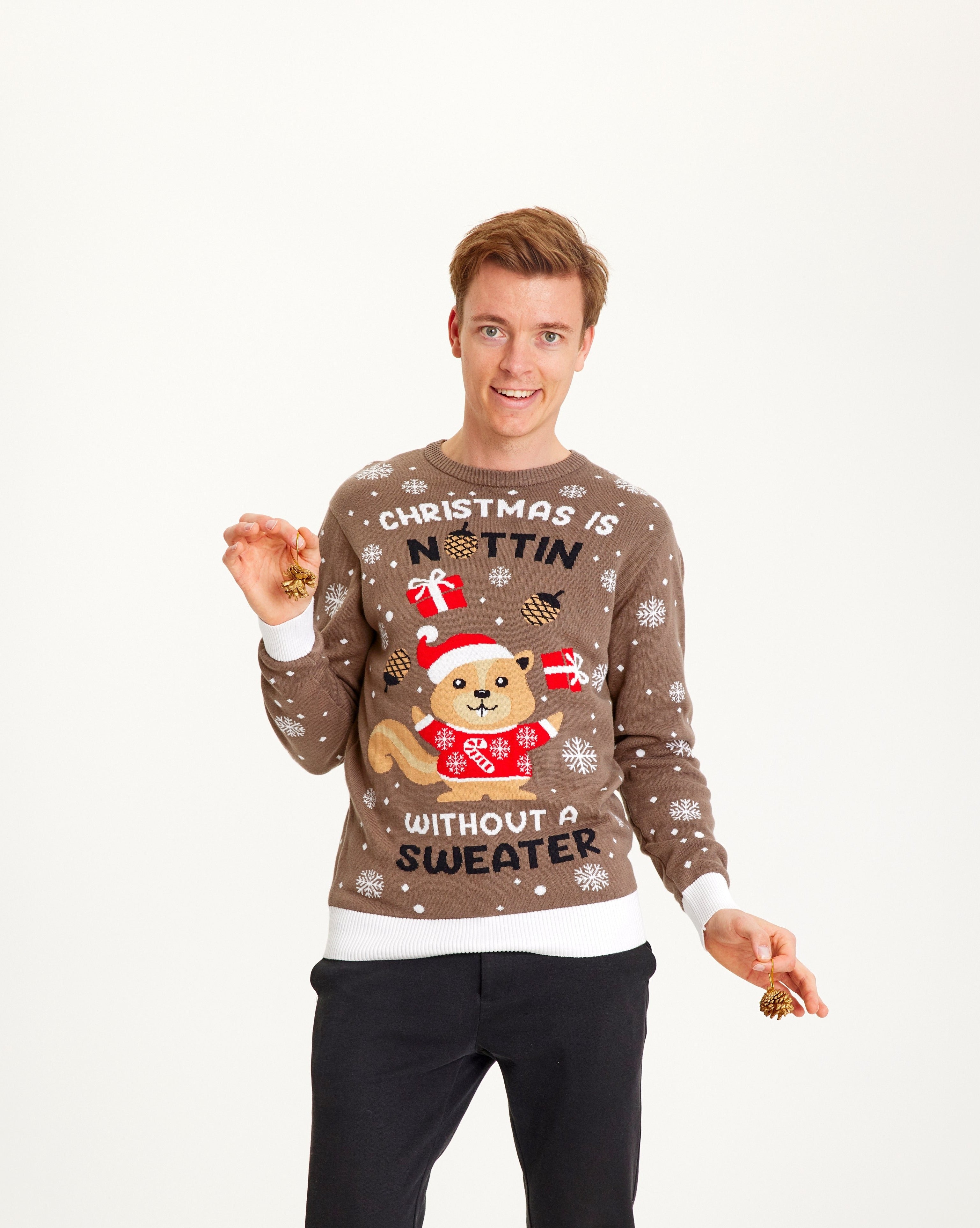 Un homme portant un pull de Noël marron avec la citation